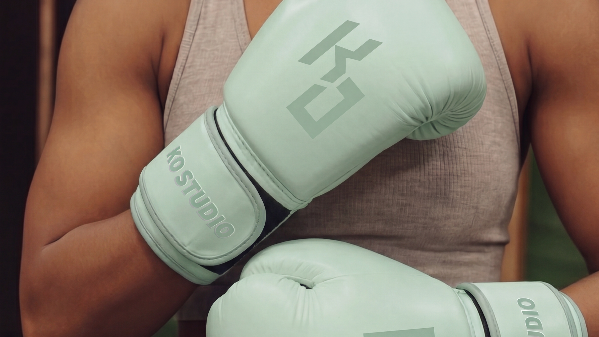 Kickboxing Gloves for Women: Do You Need Different Gloves? – KoStudio