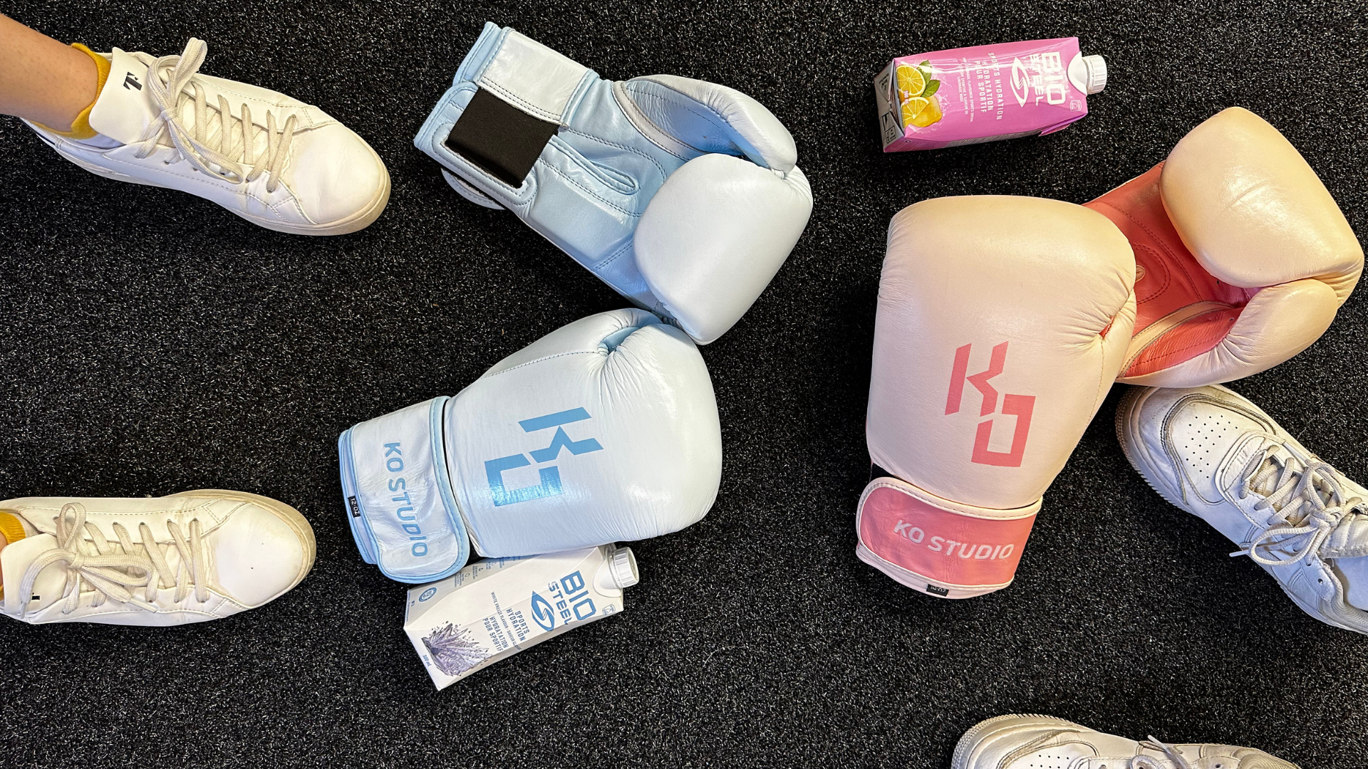 Boxing Gloves vs MMA Gloves for Women: What's the Difference – KoStudio